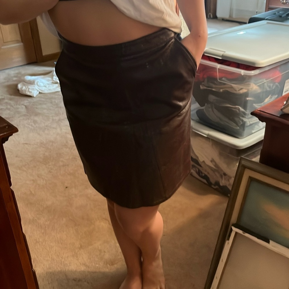 Maroon leather basic skirt. Zara.